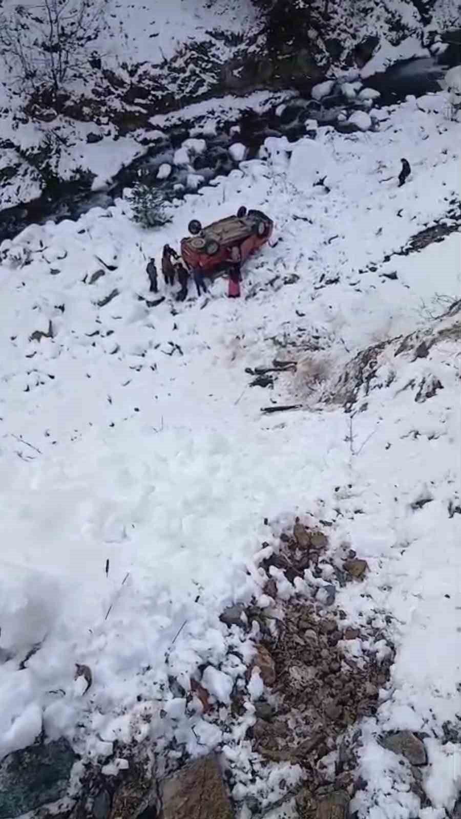 Gümüşhane’nin Kürtün ilçesinde karlı yolda kontrolden çıkan kamyonetin dere yatağına