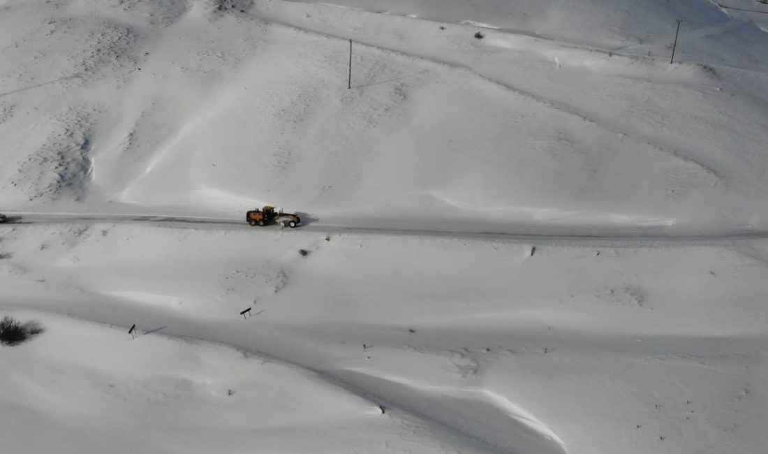 Gümüşhane’de etkili olan kar yağışı sonrası kapanan köy yollarını ulaşıma