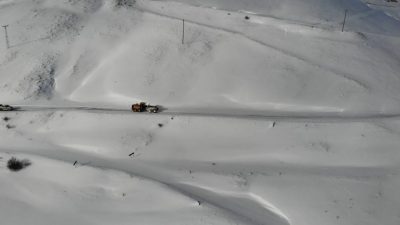 Gümüşhane’de etkili olan kar yağışı sonrası kapanan köy yollarını ulaşıma