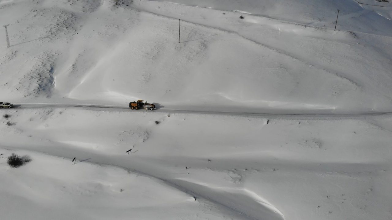 Gümüşhane’de etkili olan kar yağışı sonrası kapanan köy yollarını ulaşıma