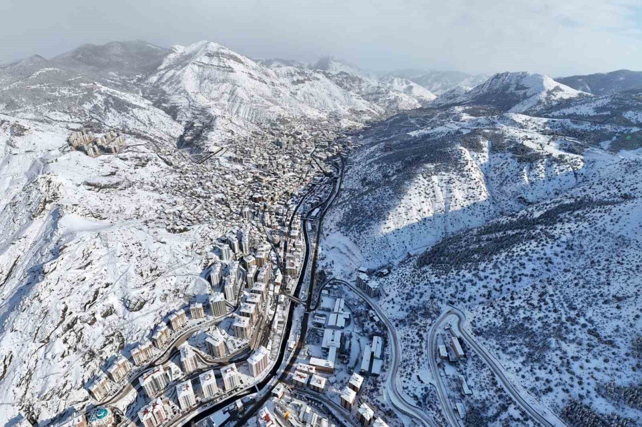Gümüşhane’de yoğun kar yağışı sonrası muhteşem manzaralar ortaya çıktı. Kent