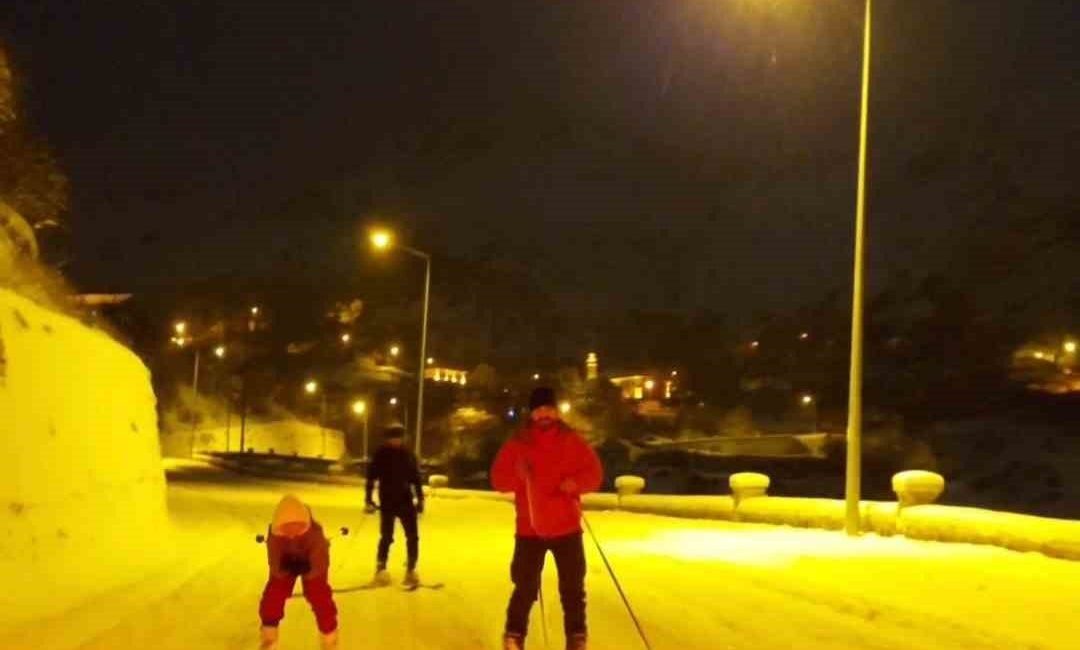 Gümüşhane’de etkili olan kar yağışını fırsata çeviren kayakçılar, Süleymaniye Mahallesi’nden