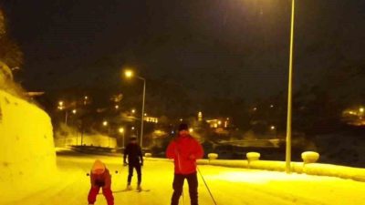 Gümüşhane’de etkili olan kar yağışını fırsata çeviren kayakçılar, Süleymaniye Mahallesi’nden