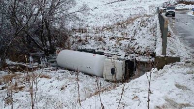 Gümüşhane’de buzlanan yolda kontrolden çıkan LPG yüklü tanker dere yatağına