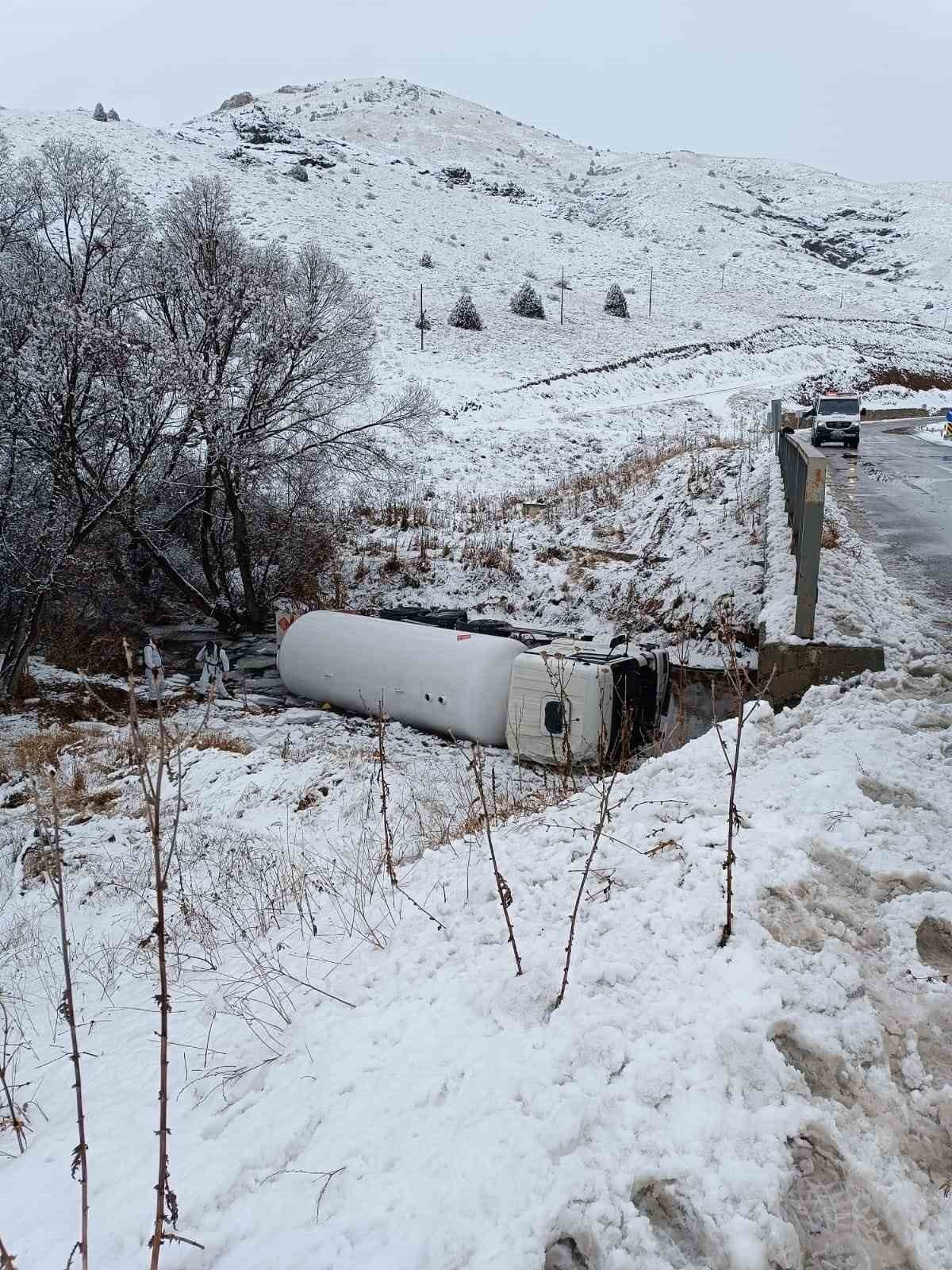 Gümüşhane’de buzlanan yolda kontrolden çıkan LPG yüklü tanker dere yatağına