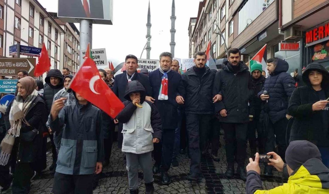 Rize’nin Güneysu ilçesinde, Galata Köprüsü’nde gerçekleşen “Sinmiyoruz, susmuyoruz Filistin’i unutmuyoruz”
