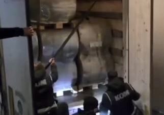 Artvin’de polis ekiplerince düzenlenen operasyonda, bir tırda aralarında aranan şahısların