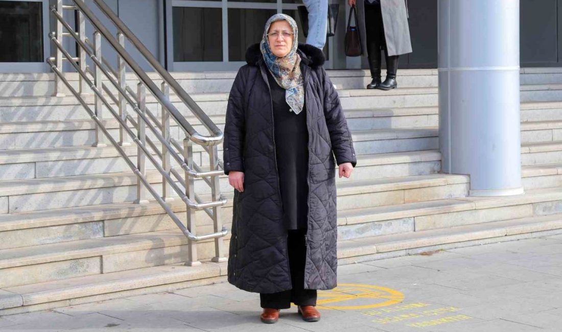 Gümüşhane Üniversitesi Coğrafya Bölümü öğrencisi 45 yaşındaki Sibel Bal, kızıyla