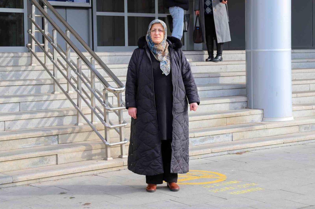 Gümüşhane Üniversitesi Coğrafya Bölümü öğrencisi 45 yaşındaki Sibel Bal, kızıyla