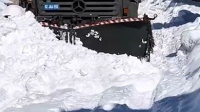 Hozat ilçe merkezinde yoğun kar yağışı etkili olurken İlçe Jandarma