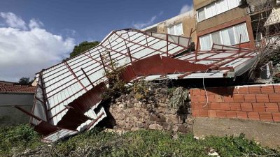 İzmir’in Karşıyaka ilçesinde etkili olan fırtına nedeniyle 4 katlı bir