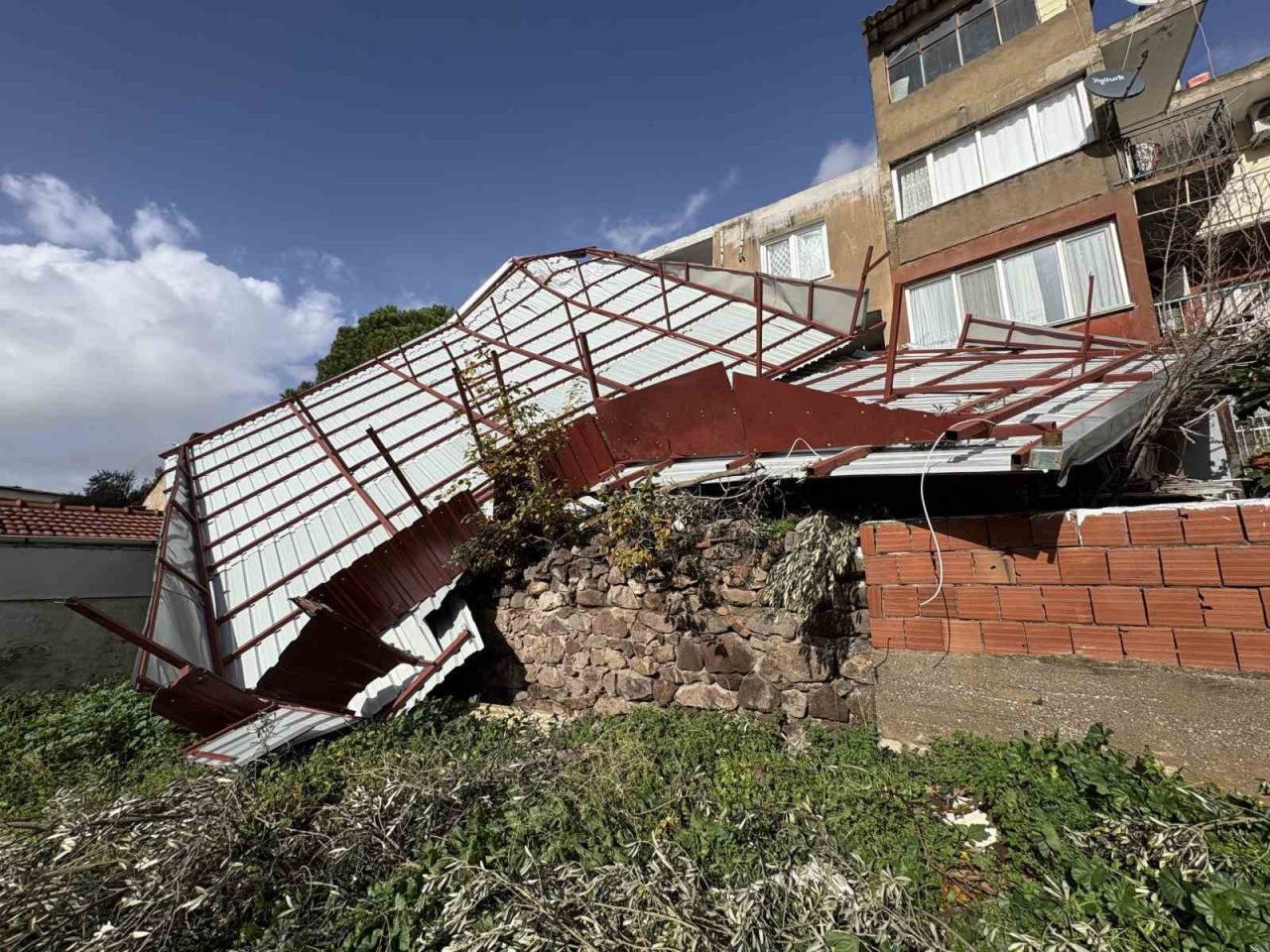 İzmir’in Karşıyaka ilçesinde etkili olan fırtına nedeniyle 4 katlı bir