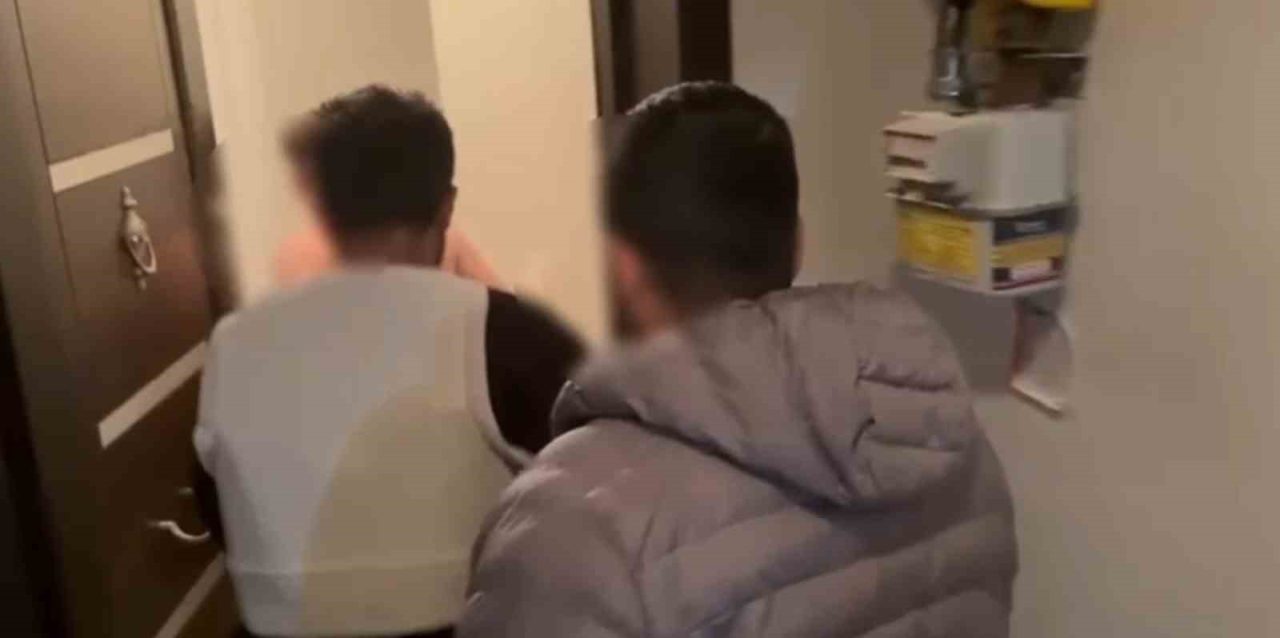 Sakarya’nın Serdivan ilçesinde jazdarma ekiplerince düzenlenen kaçakçılık ve uyuşturucu operasyonunda