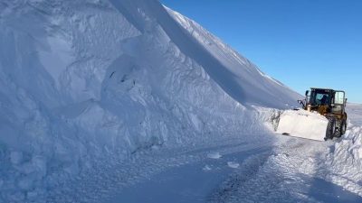 Erzurum’da yoğun kar yağışı sonrası karla mücadele ekipleri kapalı köy