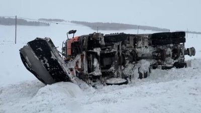 Ardahan’da karla mücadele çalışması yapan kar küreme aracı kaza yaptı.