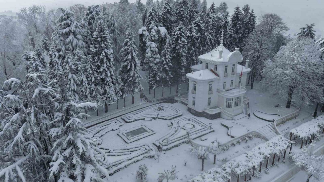 Trabzon’da dün akşam saatlerinden itibaren etkisini artıran kar yağışı, kent