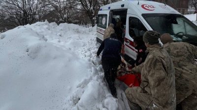 Kar ve tipiden yolu kapanan Erzincan’ın Kemaliye ilçesine bağlı Başbağlar