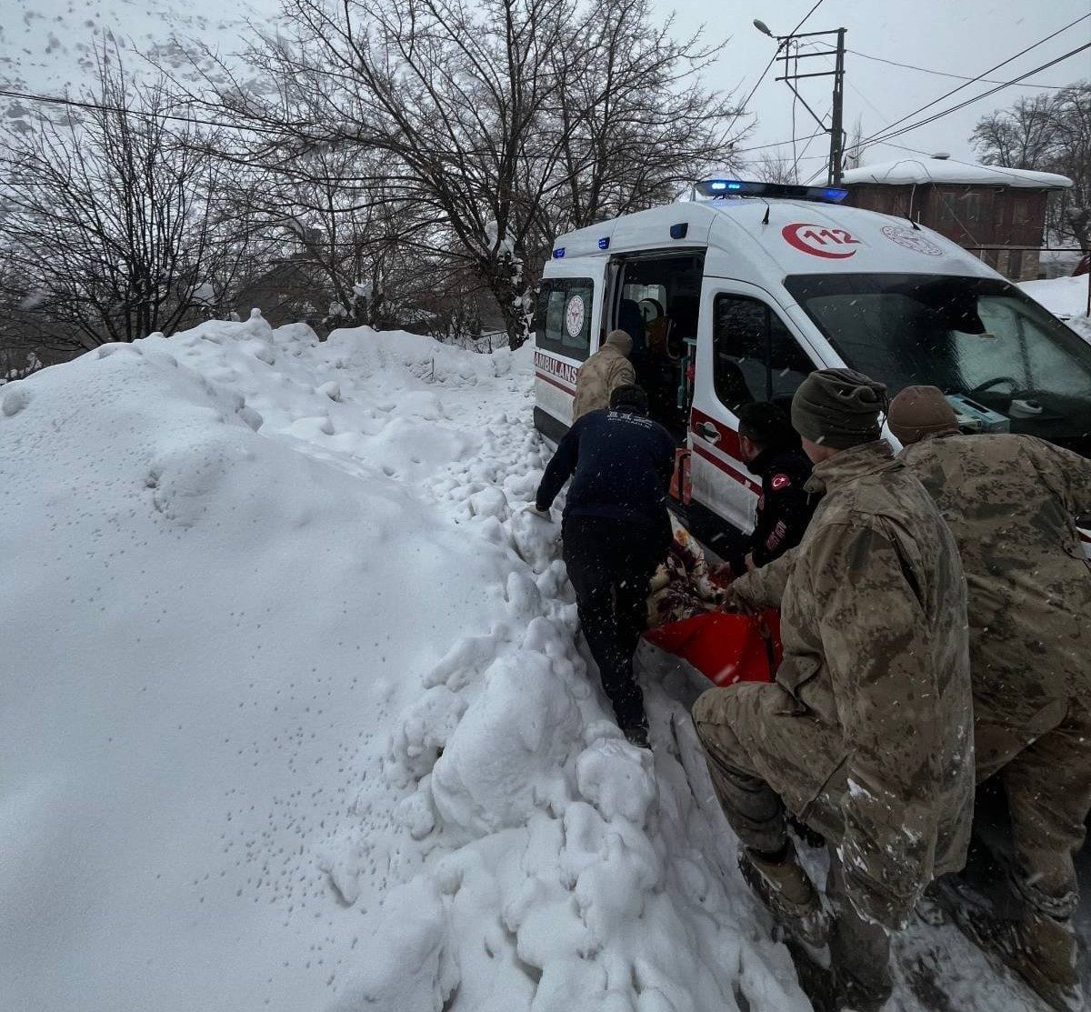 Kar ve tipiden yolu kapanan Erzincan’ın Kemaliye ilçesine bağlı Başbağlar