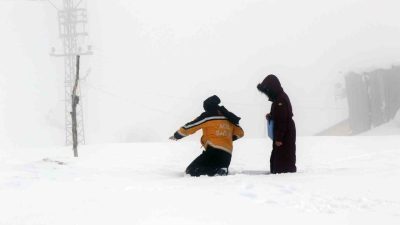 Erzincan’da paletli ambulanslar karlı dağları aşıp hastalara umut oluyor. 112