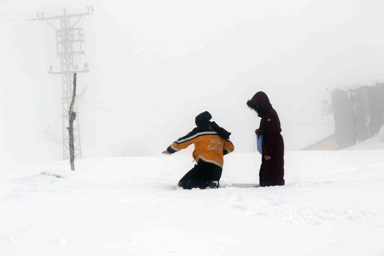Erzincan’da paletli ambulanslar karlı dağları aşıp hastalara umut oluyor. 112