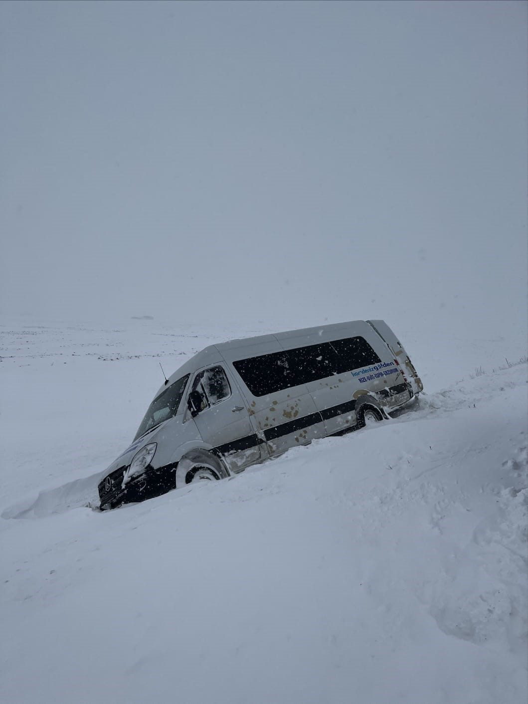 Ardahan’da kara saplanan minibüsteki 11 yolcu jandarma ekiplerince kurtarıldı. İl