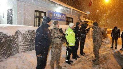 Erzurum Emniyet Müdürü Onur Karaburun, kar ve soğuk şartlarında görev