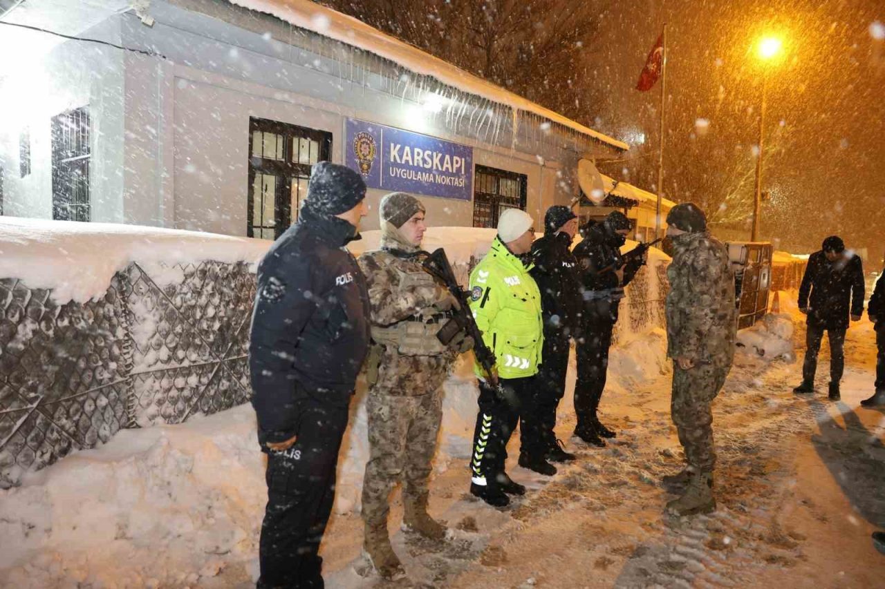 Erzurum Emniyet Müdürü Onur Karaburun, kar ve soğuk şartlarında görev