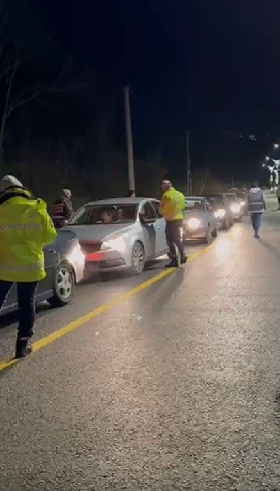Sakarya’nın Karasu ilçesinde yılbaşı gecesi üç farklı noktada gerçekleştirilen uygulamalarda,