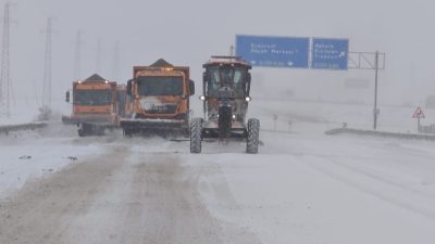Erzurum’un Aşkale ilçesinde gece boyunca etkisini artıran yoğun kar yağışı
