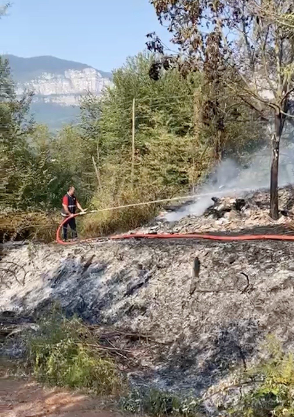 Kastamonu’nun Cide ilçesinde kardeşini kilitlediği ahırı ateşe verdiği iddia edilen