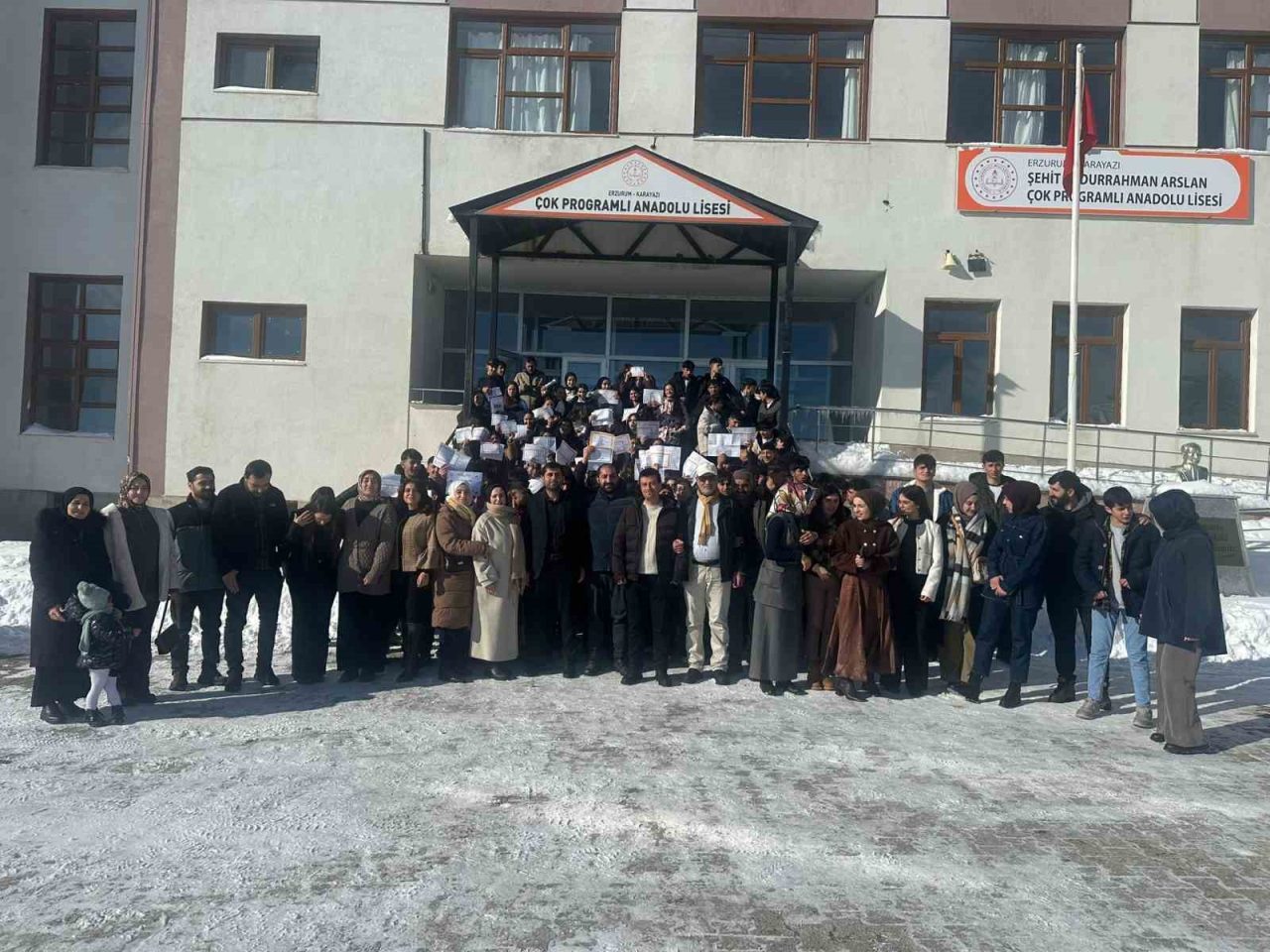 Erzurum’un Karayazı Şehit Abdurahman Arslan Çok Programlı Anadolu Lisesi’nde karne