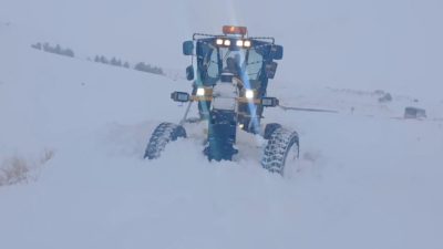 Kars’ta kar ve tipi hayatı olumsuz etkilemeye devam ediyor. Kar