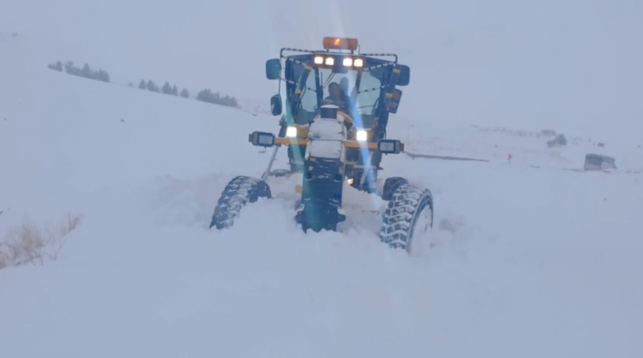 Kars’ta kar ve tipi hayatı olumsuz etkilemeye devam ediyor. Kar