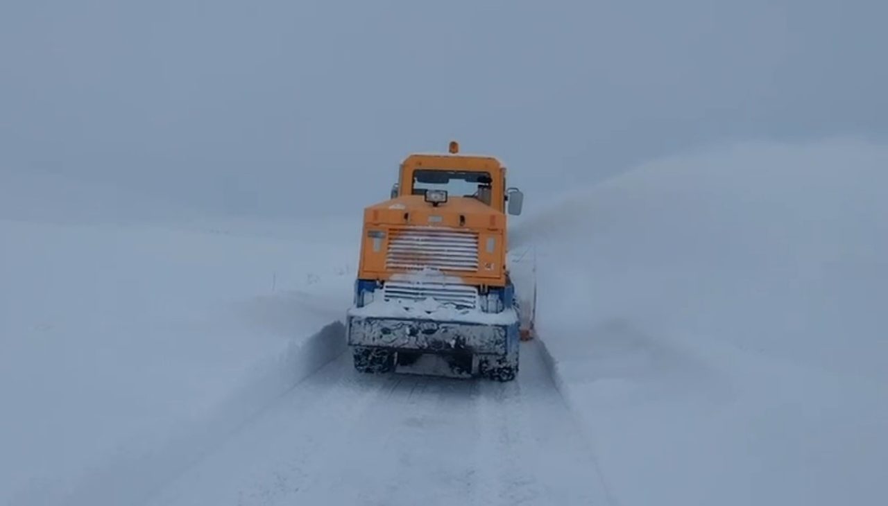 Kars’ta etkisini sürdüren yoğun kar yağışı ve tipi, 143 köyün