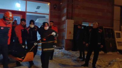 Kars’ta bir binanın 5. katından asansör boşluğuna düşen bir kişi