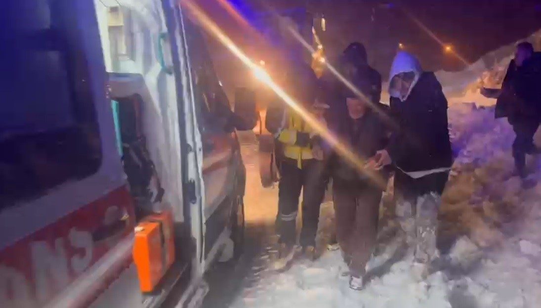 Kars’ta etkili olan yoğun kar yağışı ve tipi hayatı olumsuz