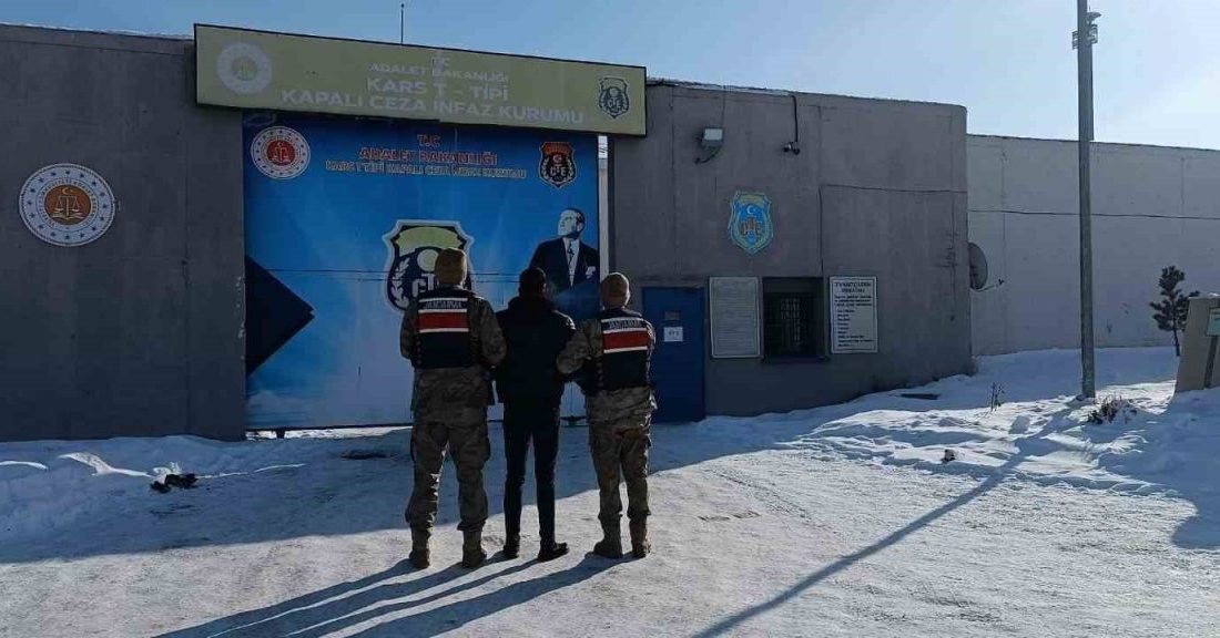 Kars’ta jandarma ekiplerince aranan şahısların yakalanmasına yönelik çalışmalar sürüyor. Kars