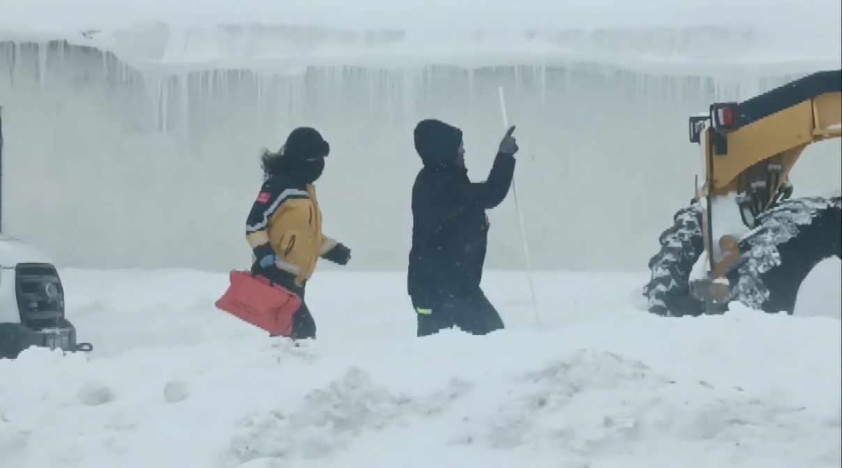 Kars’ta etkili olan şiddetli tipi ve yer yer 2 metreyi