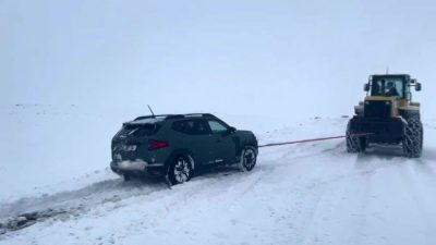 Kar yağışı ve şiddetli tipi, Kars’ın birçok noktasında etkisini sürdürmeye