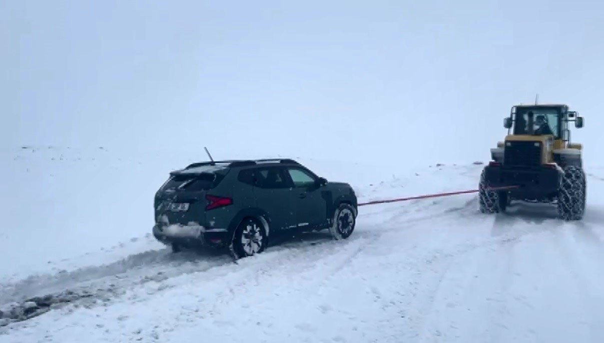 Kar yağışı ve şiddetli tipi, Kars’ın birçok noktasında etkisini sürdürmeye