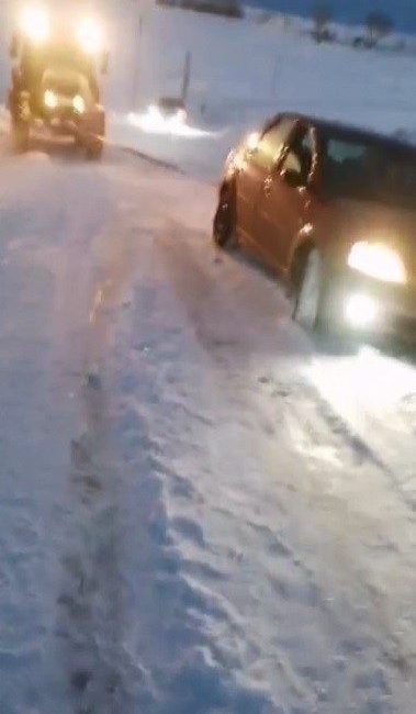Kars’ta kar ve tipiden dolayı kara saplanan araçları vatandaşlar traktörleriyle