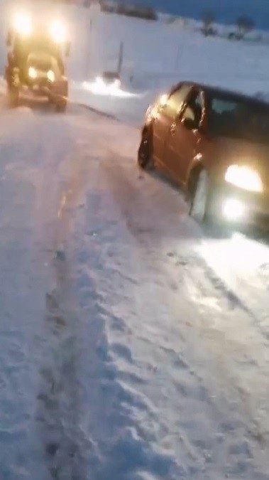 Kars’ta kar ve tipiden dolayı kara saplanan araçları vatandaşlar traktörleriyle