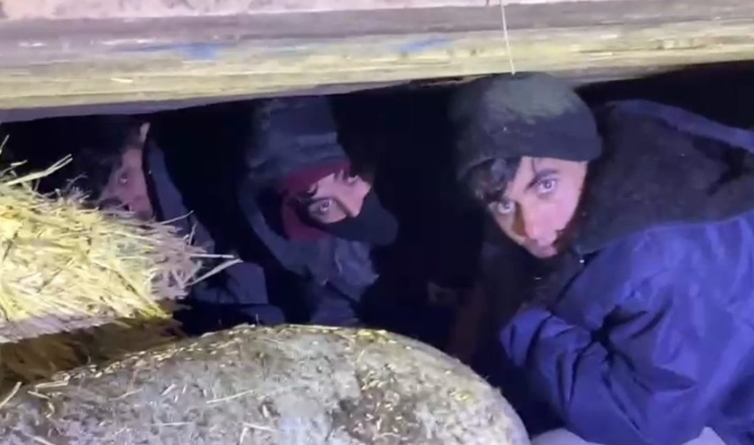 Kars’ta saman yüklü kamyonetin kasasına gizlenmiş 3 Afganistan uyruklu düzensiz