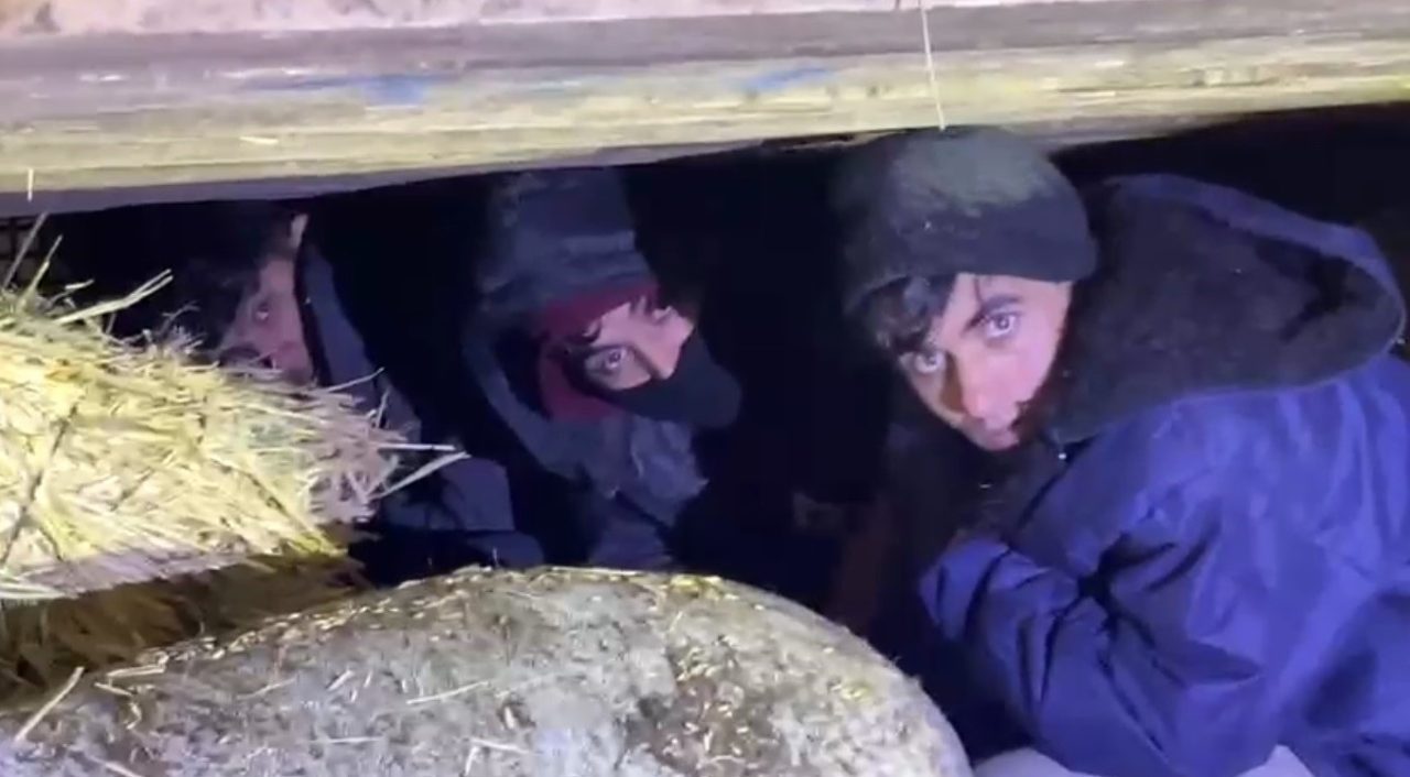 Kars’ta saman yüklü kamyonetin kasasına gizlenmiş 3 Afganistan uyruklu düzensiz