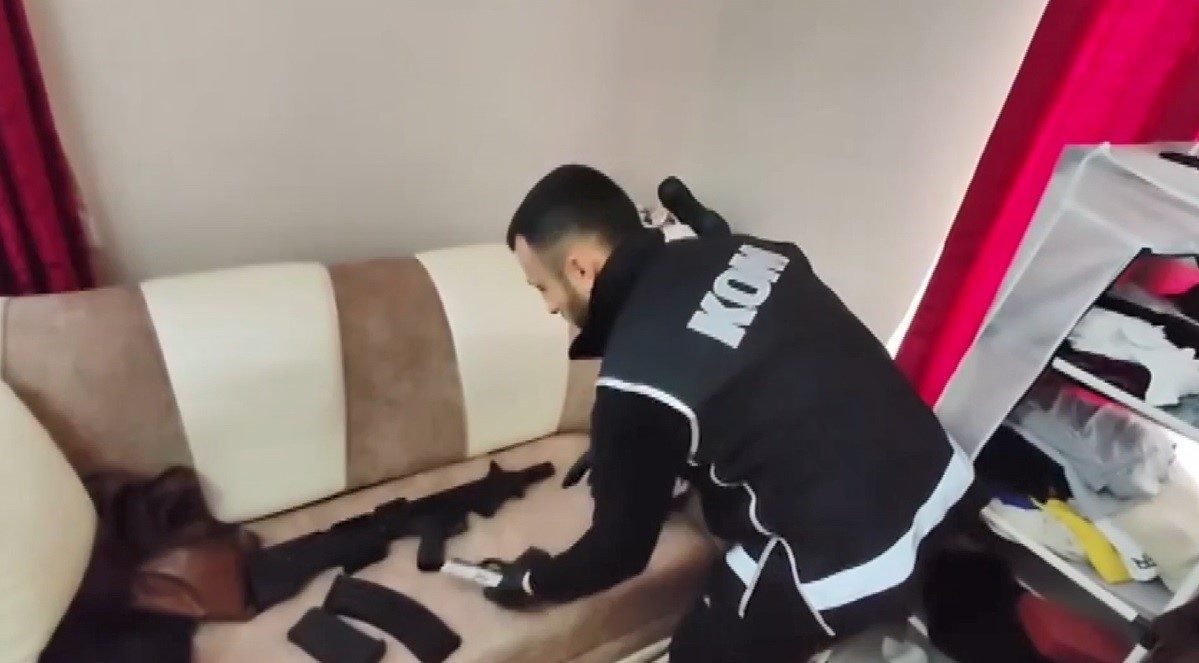 Kars’ta sosyal medya üzerinden silah ticareti yapan 8 kişi gözaltına