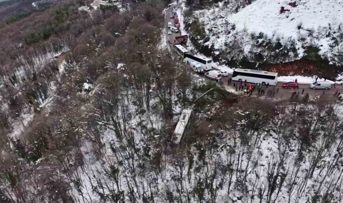 Kocaeli’nin Kartepe ilçesinde şehir içi toplu taşıma otobüsünün şarampole yuvarlandığı