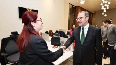 İzmir’de faaliyet gösteren yerel basın kuruluşlarıyla bir araya gelen Önceki