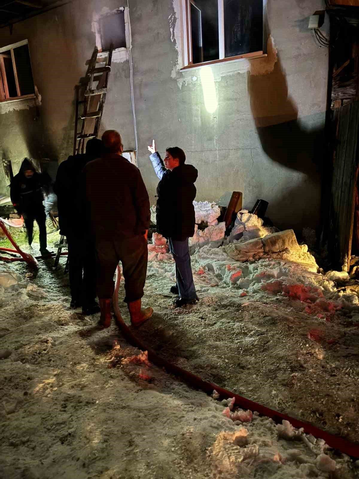 Kastamonu’nun Devrekani ilçesinde elektrik sobasından çıktığı tahmin edilen yangında, bir