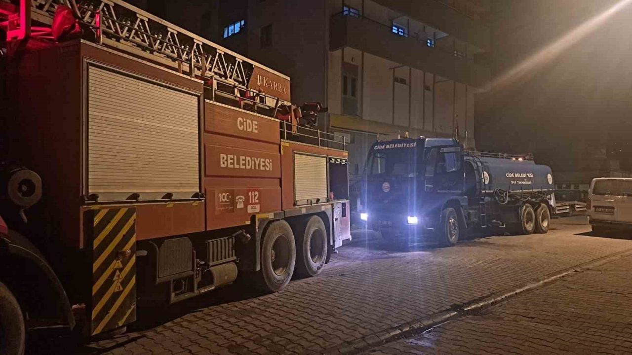 Kastamonu’nun Cide ilçesinde ekmek fırınının üst katında bulunan evin çatısında