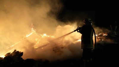 Kastamonu’da çıkan yangında 1 ev ve 2 samanlık tamamen yanarak